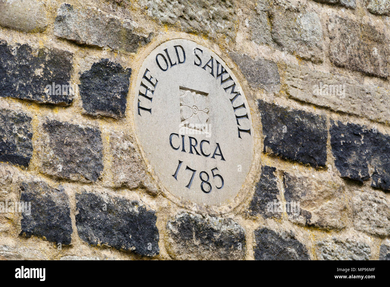 Plaque de pierre indiquant l'ancienne scierie originale datant de vers 1785 mais maintenant une propriété résidentielle à Skipton, Yorkshire du Nord, au Royaume-Uni. Banque D'Images