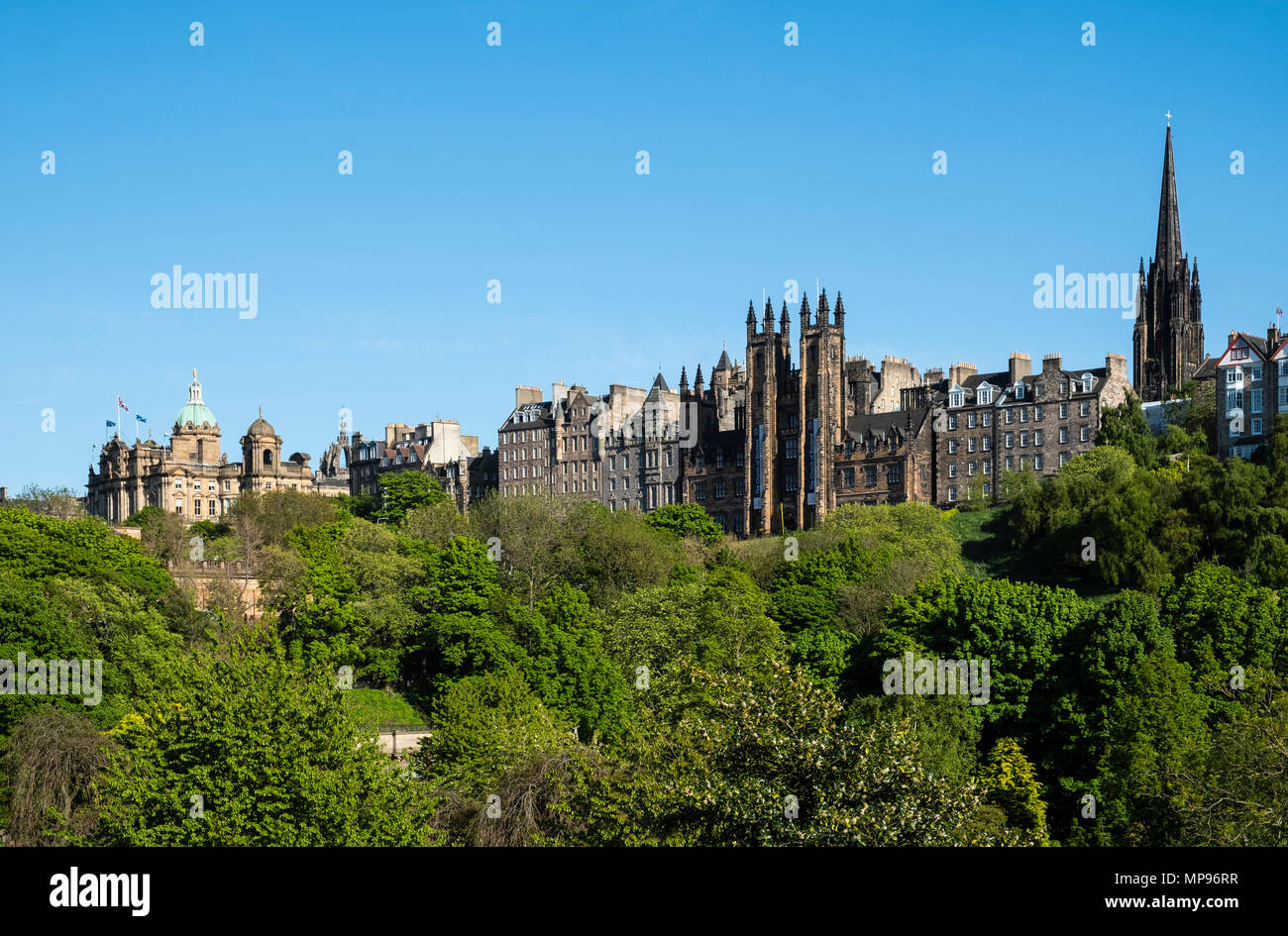 Des toits de la vieille ville d'Edimbourg à travers les jardins de Princes Street vers le nouveau Collège de l'université d'Édimbourg, Écosse, Royaume-Uni, United Kin Banque D'Images