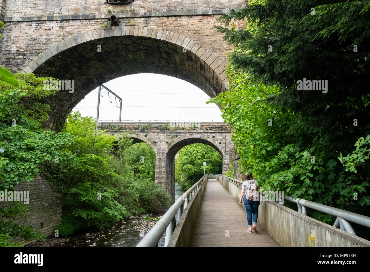 Vue de l'eau de Leith Walkway comme il passe en dessous de la valeur comptable de l'aqueduc du canal de l'Union à Édimbourg, Écosse, Royaume-Uni, UK Banque D'Images