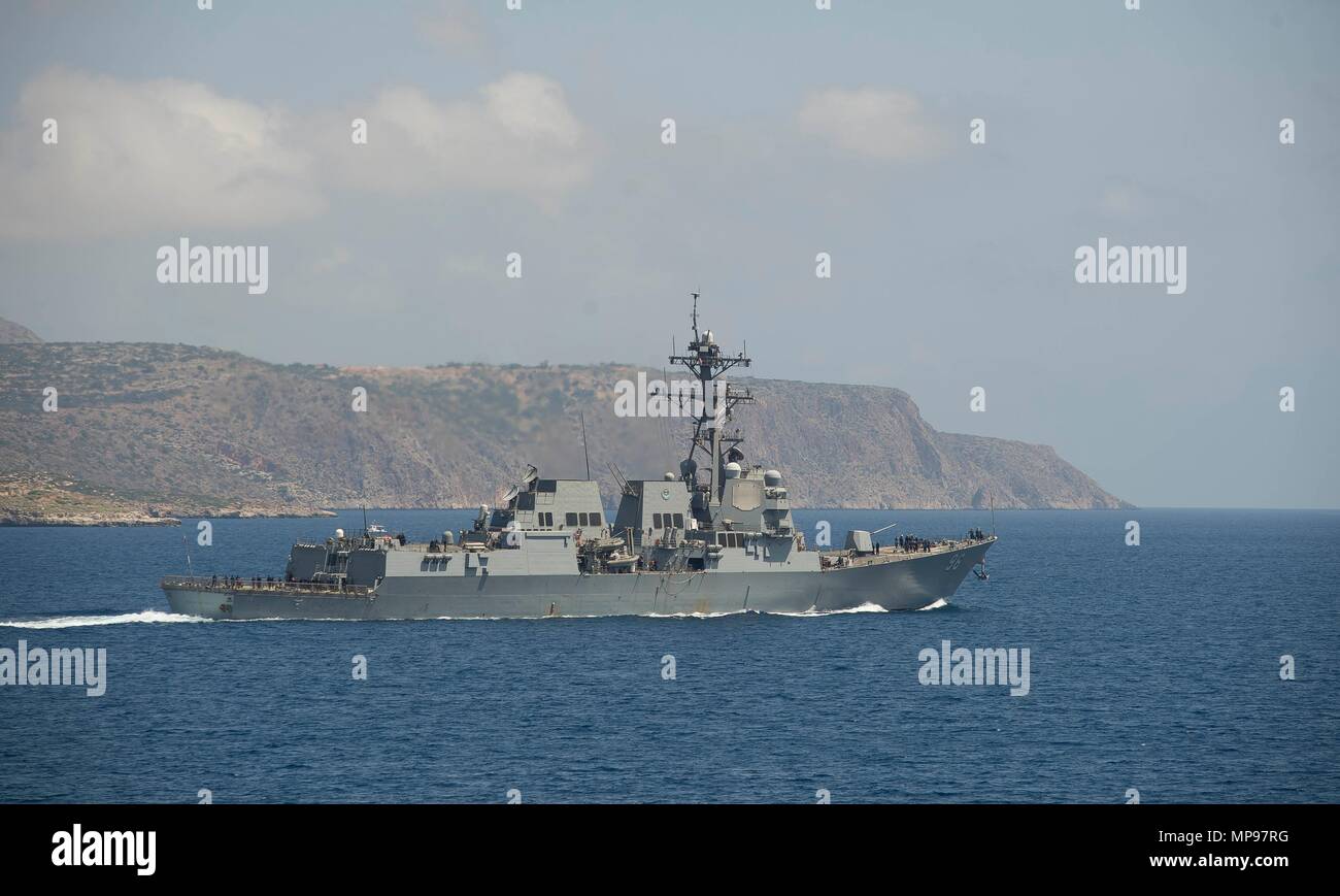 La Marine américaine de la classe Arleigh Burke destroyer lance-missiles USS Bainbridge transite par la baie de Souda, le 26 juin 2015 en Crète, Grèce. (Photo de Robert S. Price par Planetpix) Banque D'Images