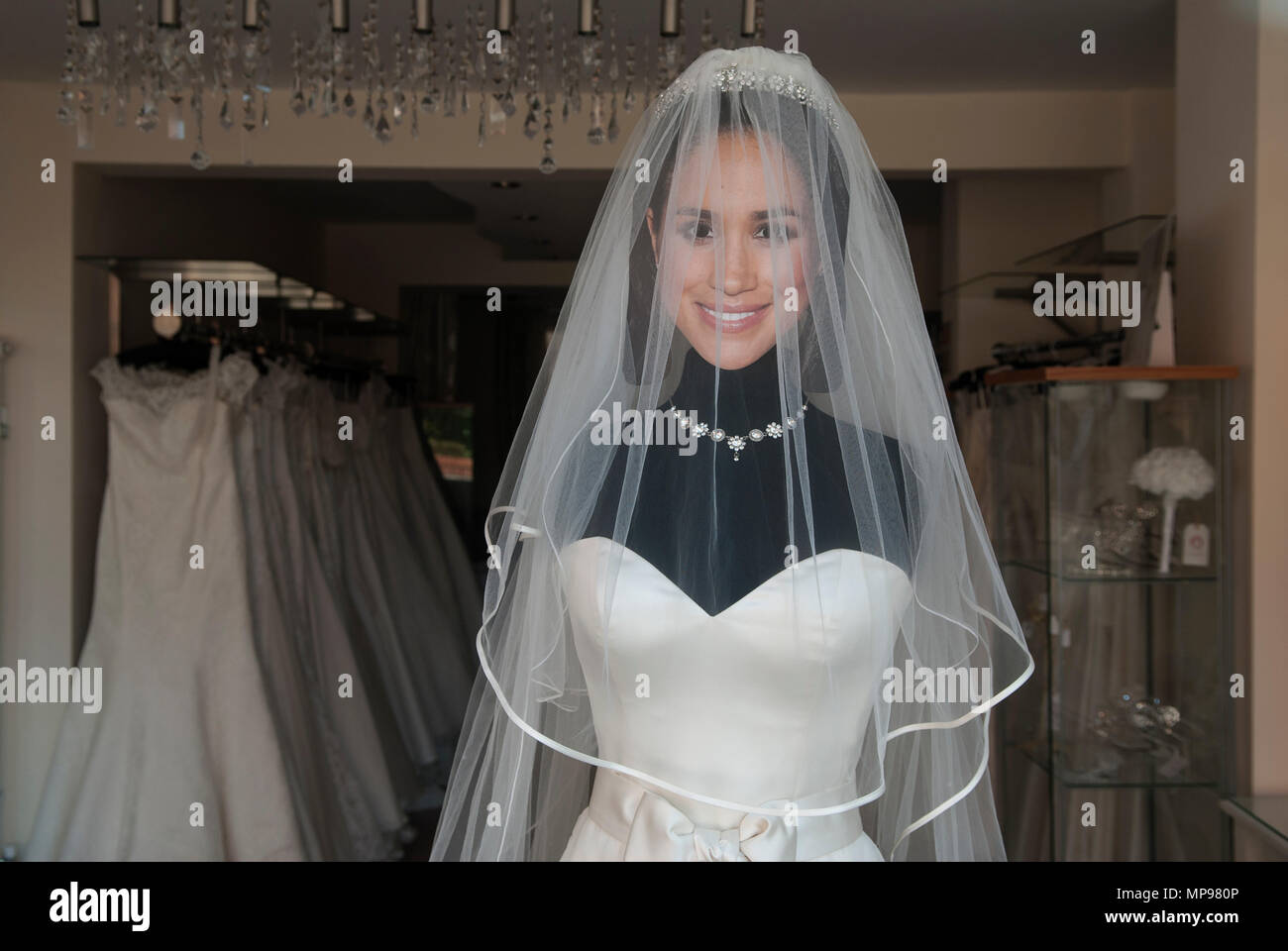 Boutique de robe de mariage l'aide de cut out carte face de Meghan Markle la Duchesse de Sussex Mai 2018 Windsor Angleterre HOMER SYKES Banque D'Images