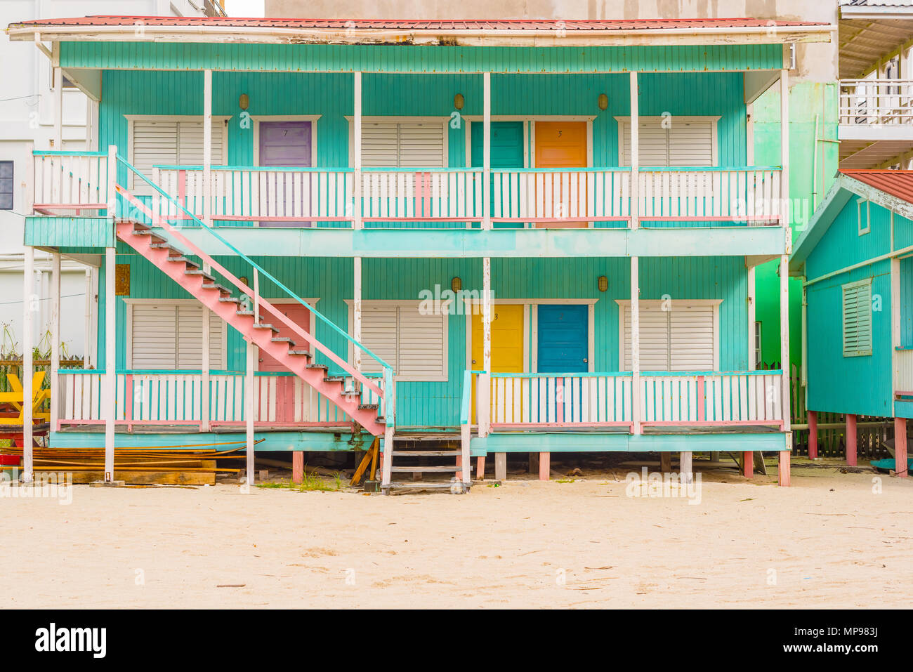 Caye Caulker, Belize - 20 décembre 2016 : voir à la maison en bois coloré à Caye Caulker. C'est une petite île près de Ambergris Caye, Belize. Banque D'Images