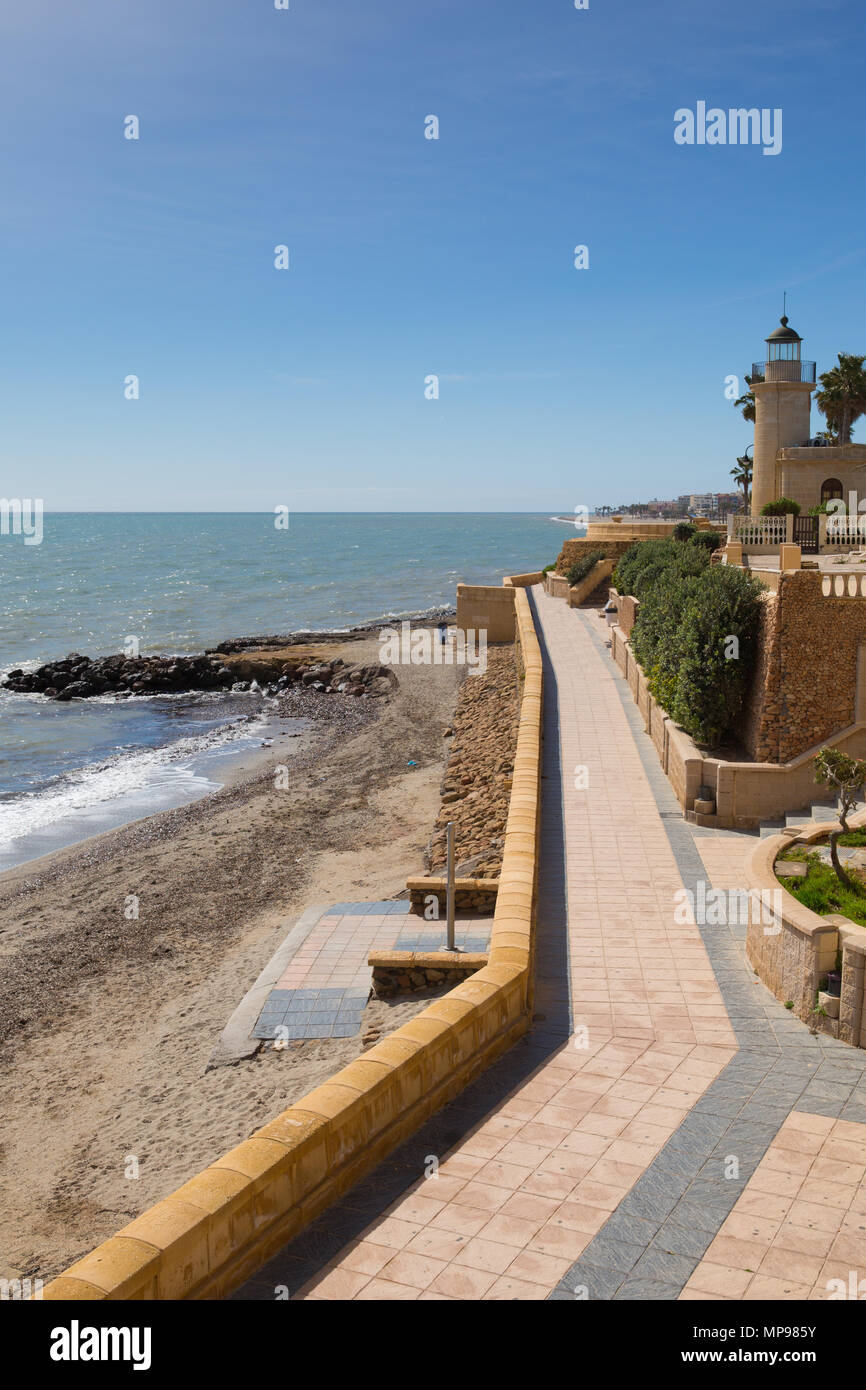 Chemin de la côte et le phare de Roquetas del Mar Costa de Almería, Andalousie Espagne Banque D'Images