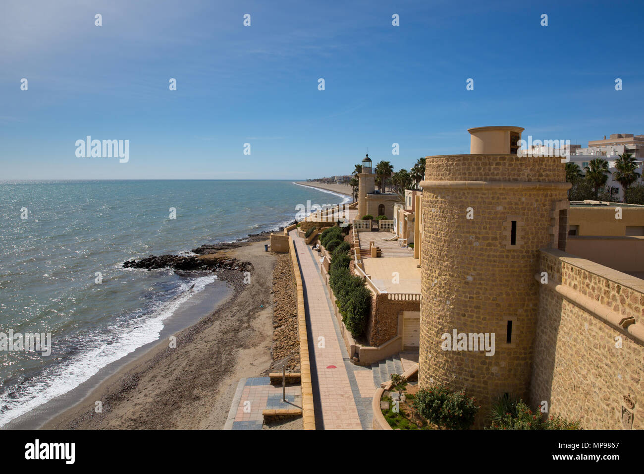 Promenade de la côte et de Roquetas del Mar château de Santa Ana Costa de Almería, Andalousie Espagne Banque D'Images