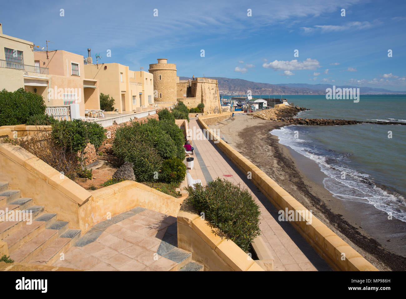 Promenade de la côte et de Roquetas del Mar château de Santa Ana Costa de Almería, Andalousie Espagne Banque D'Images