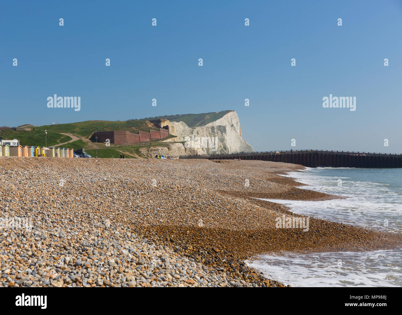 La plage de Seaford East Sussex uk avec de belles falaises de craie blanche Banque D'Images