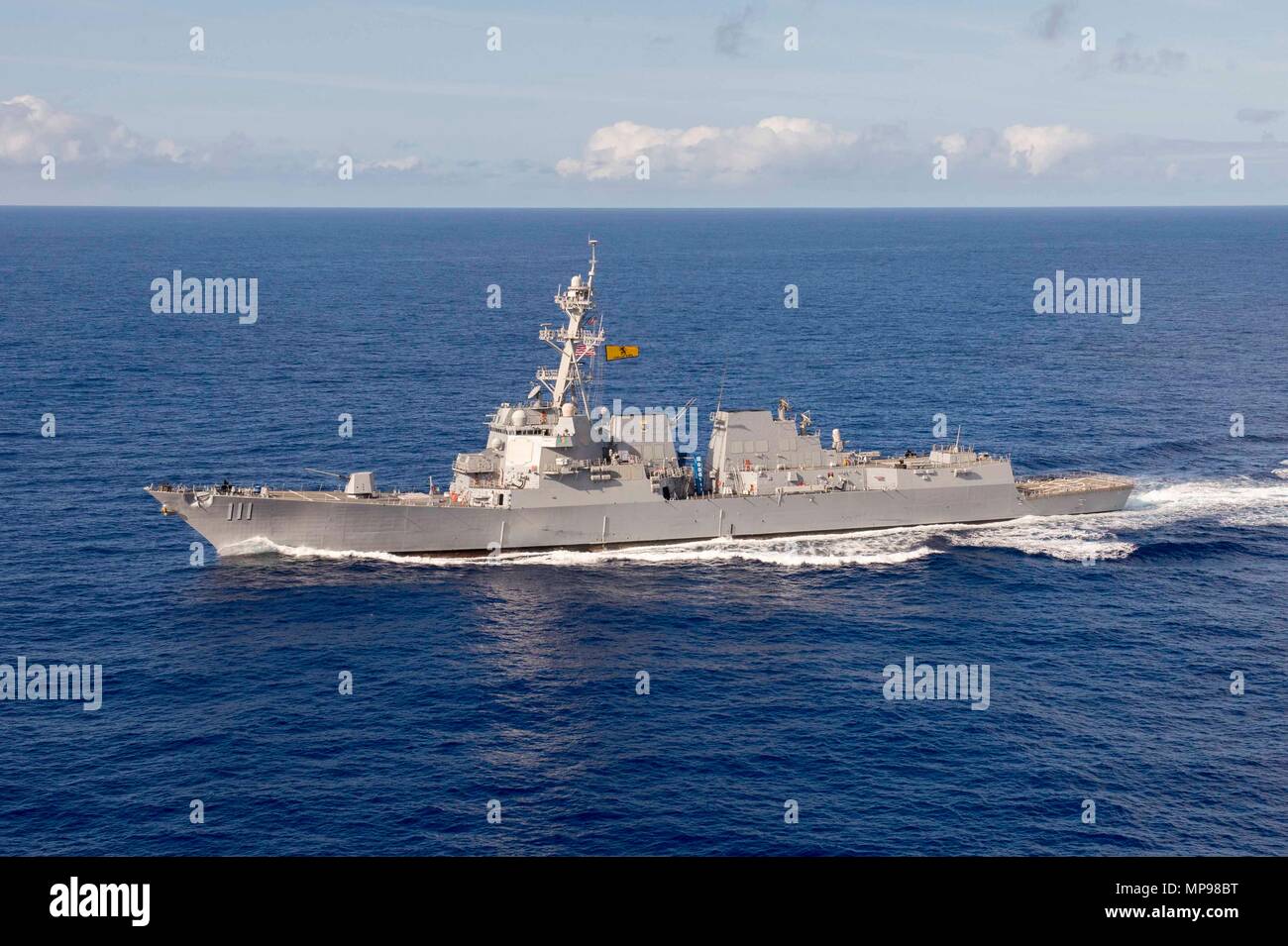 La Marine américaine de la classe Arleigh Burke destroyer lance-missiles USS Spruance cuit en cours le 20 avril 2016 dans l'océan Pacifique. (Photo de vous Planetpix Gaskill via) Banque D'Images