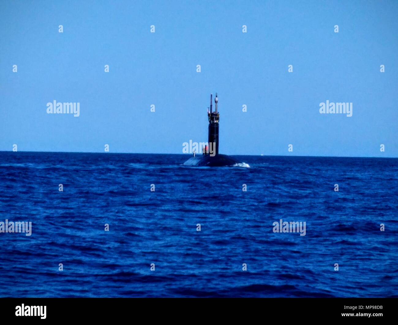 La Marine américaine de classe Los Angeles sous-marin d'attaque rapide USS Springfield cuit en cours le 24 mai 2016 dans la baie d'Augusta, en Sicile, Italie. (Photo par photo via la Marine américaine Planetpix) Banque D'Images