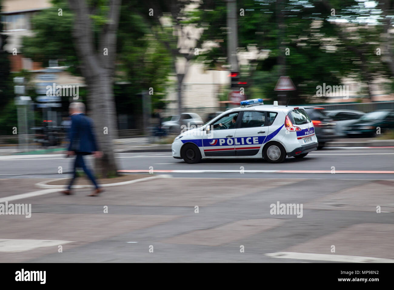 Excès de vitesse voiture de police française dans les rues de Marseille à la suite d'une urgence Banque D'Images