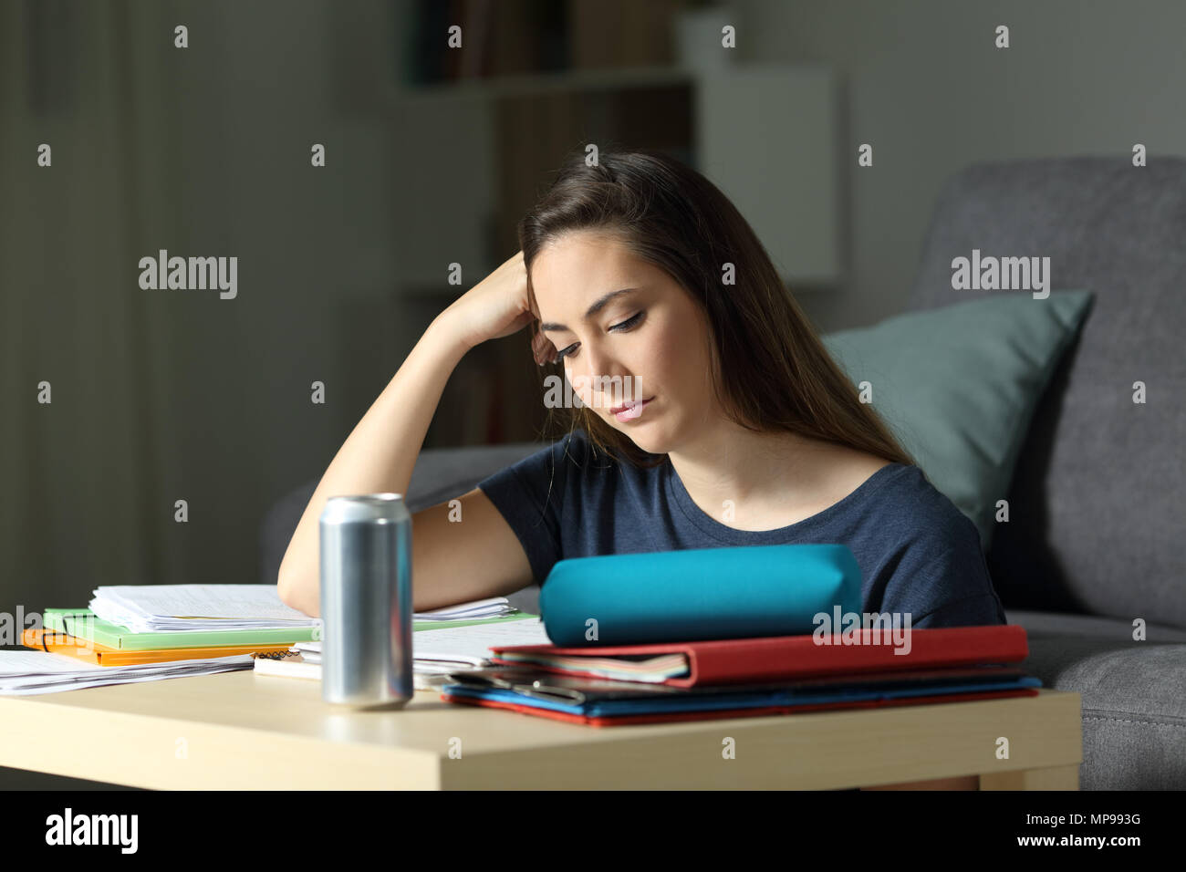 Étudiant étranger dur dans la nuit à la maison tard dans la nuit Banque D'Images