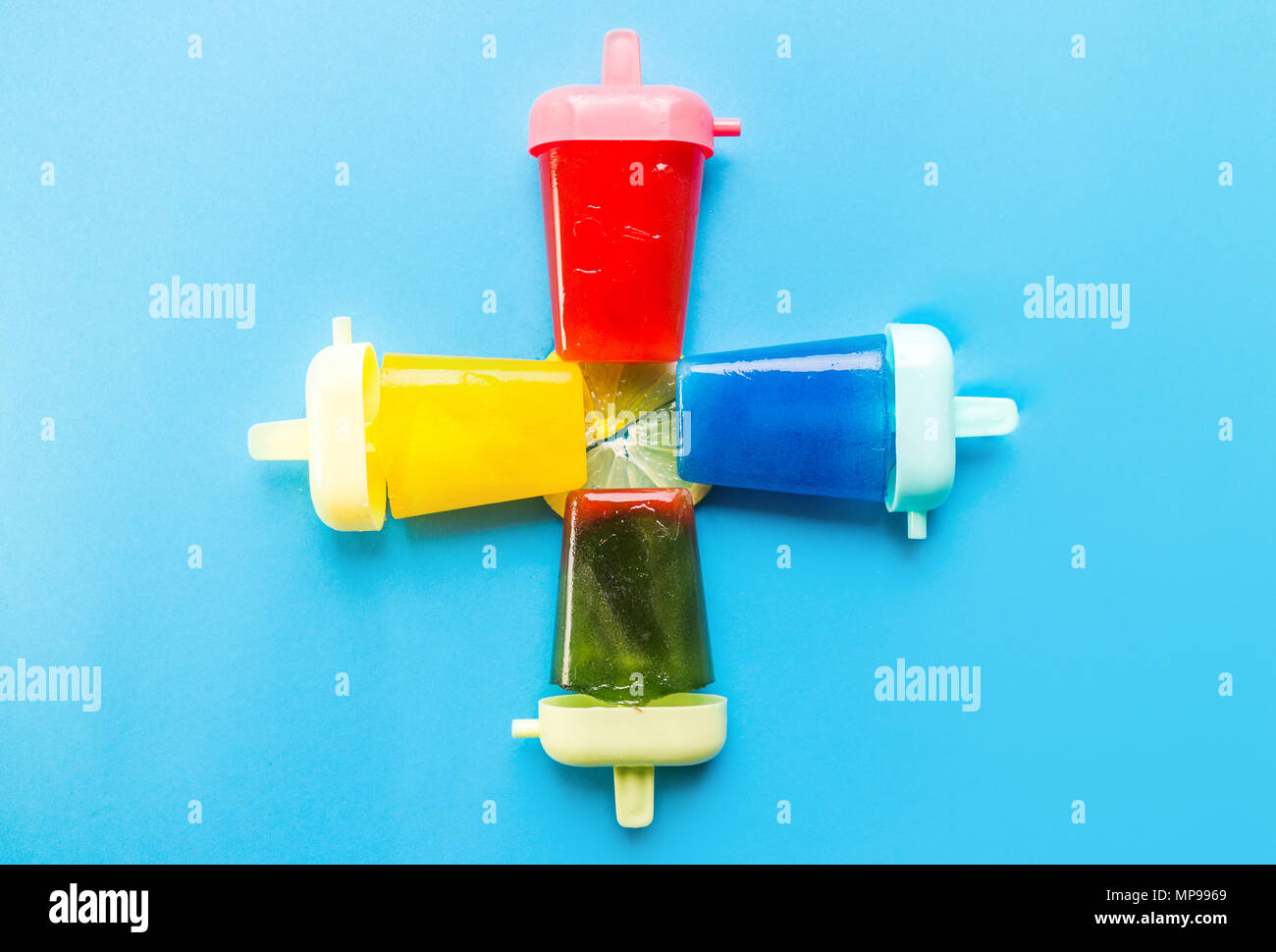 Les popsicles maison isolé sur fond bleu Banque D'Images