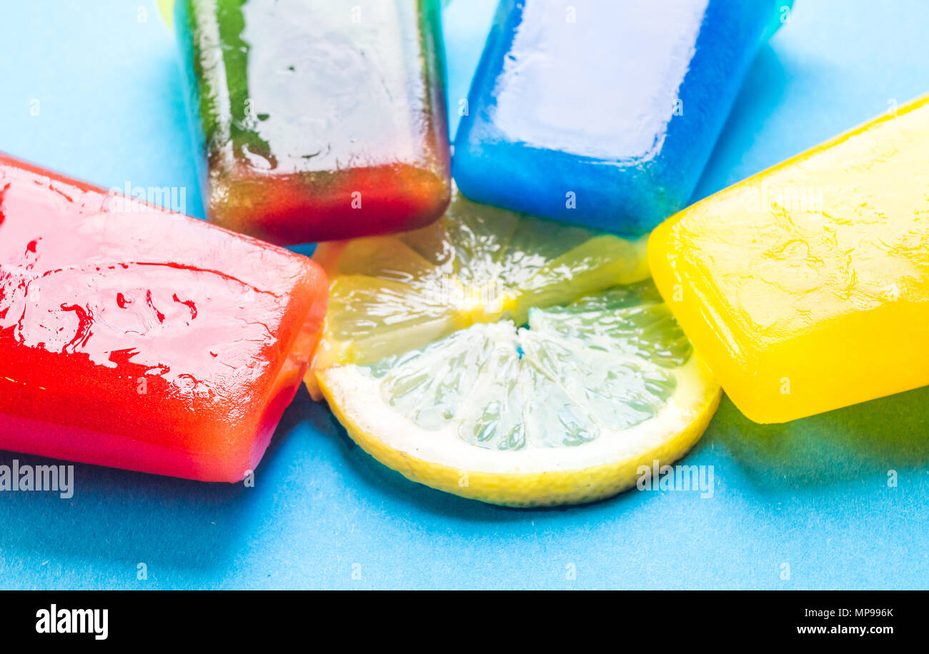 Les popsicles maison isolé sur fond jaune et bleu Banque D'Images