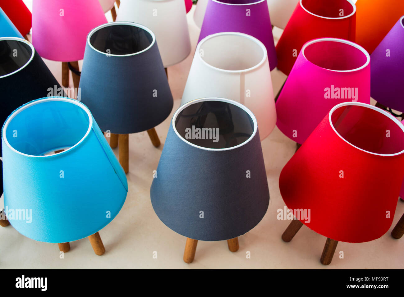 Multi colored allumé dans un magasin d'abat-jour Banque D'Images