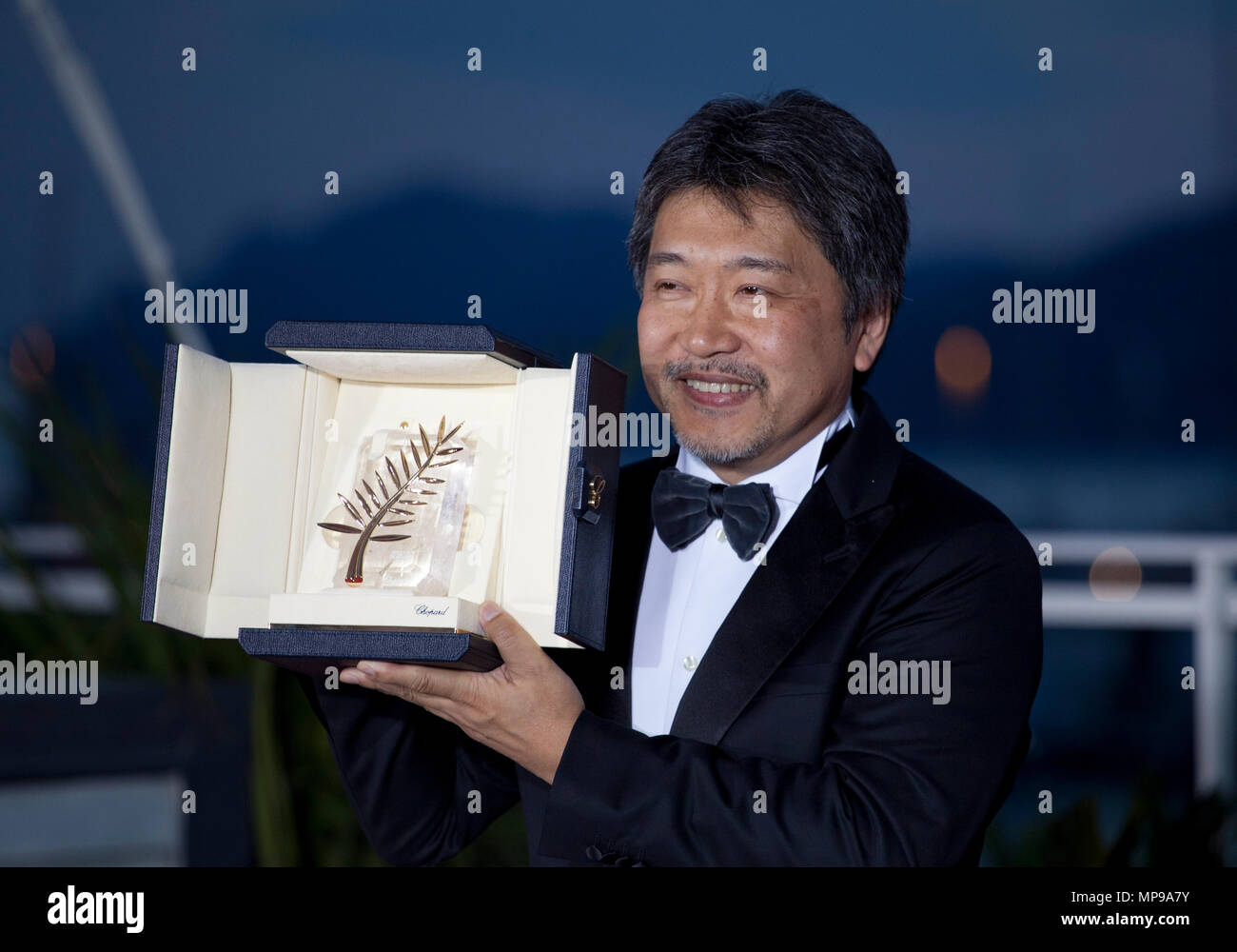 Réalisateur Hirokazu Kore-Eda, lauréat de la Palme d'Or pour le film à l'étalage (Kazoku) Manbiki à la photo des lauréats du Prix d'appel à la 71e Cannes Fil Banque D'Images