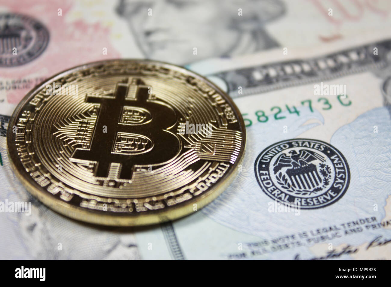 Bitcoin or reposant sur la devise américaine. Close up avec place pour le  texte Photo Stock - Alamy