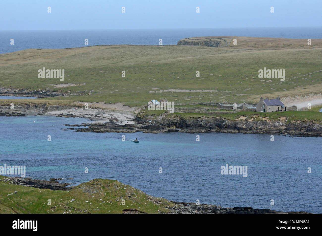 La signalisation et le zoom des photos de Noss national nature reserve est de Shetland off Bressay uniquement accessible par les petites nervures Banque D'Images