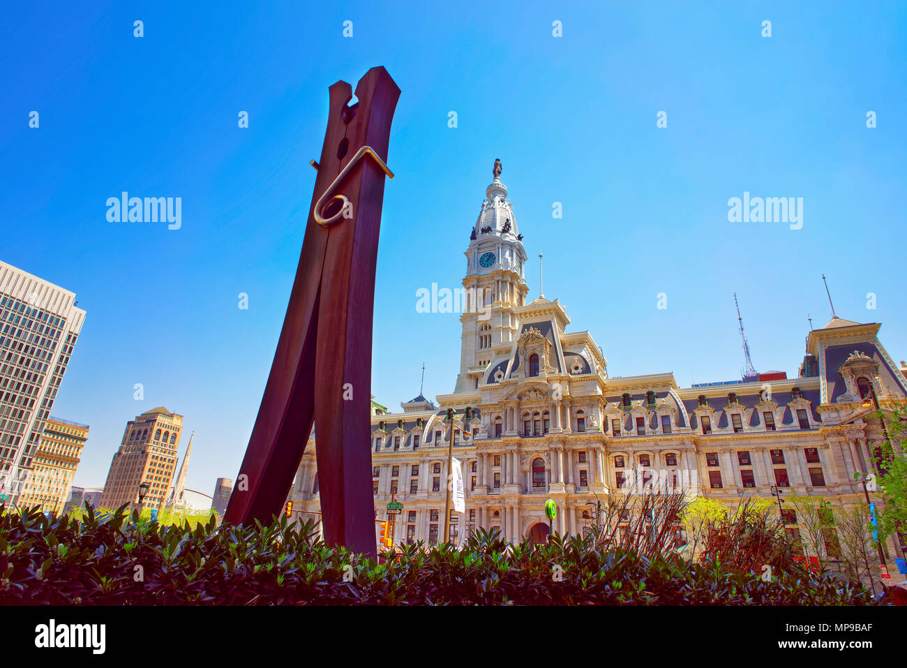 Philadelphie, USA - 4 mai 2015 : Clothespin sculpture et Philadelphia City Hall. New York, USA. Banque D'Images