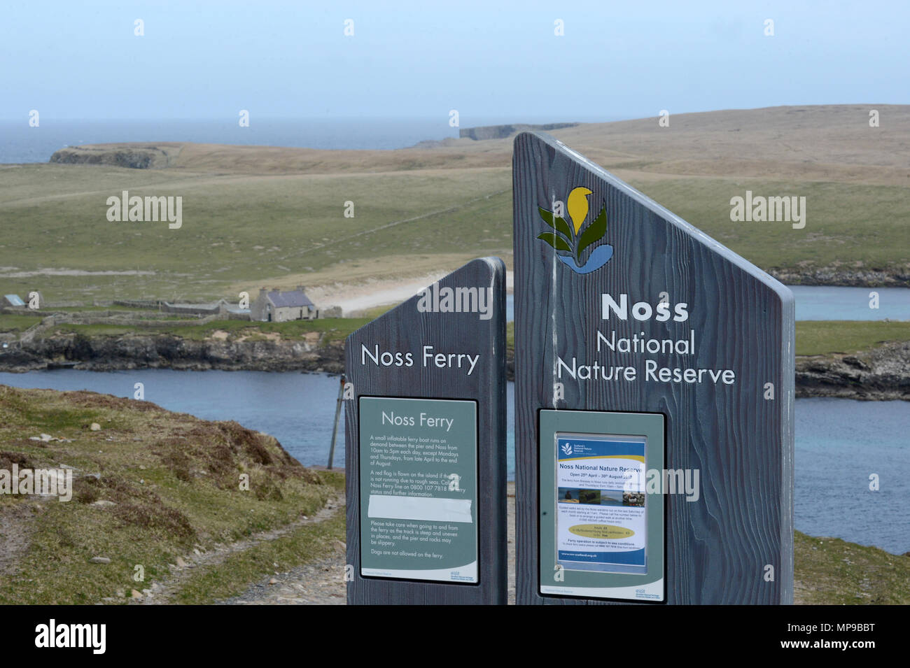 La signalisation et le zoom des photos de Noss national nature reserve est de Shetland off Bressay uniquement accessible par les petites nervures Banque D'Images