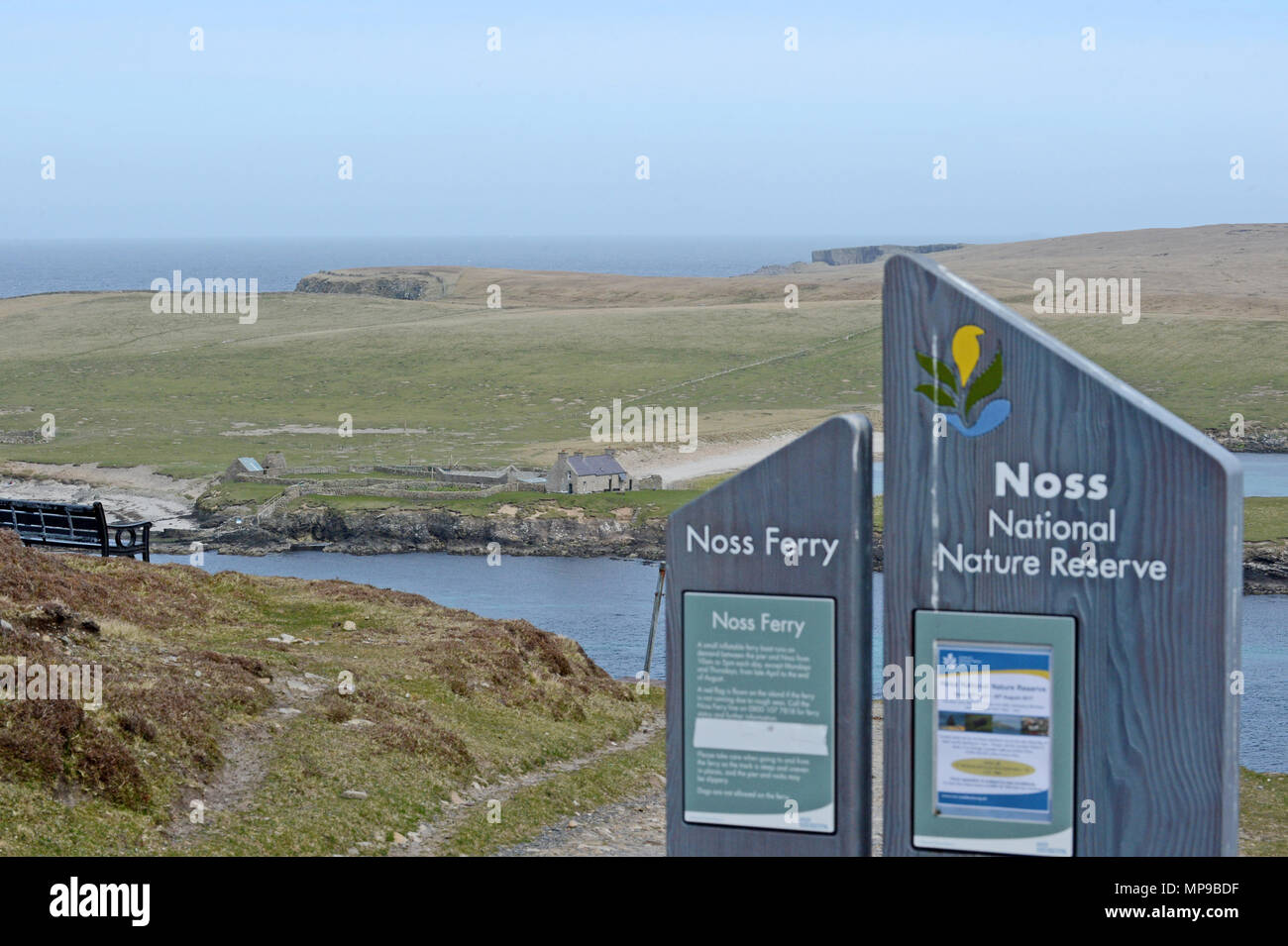 La signalisation et le zoom des photos de Noss national nature reserve est de Shetland off Bressay uniquement accessible par les petites nervures Banque D'Images