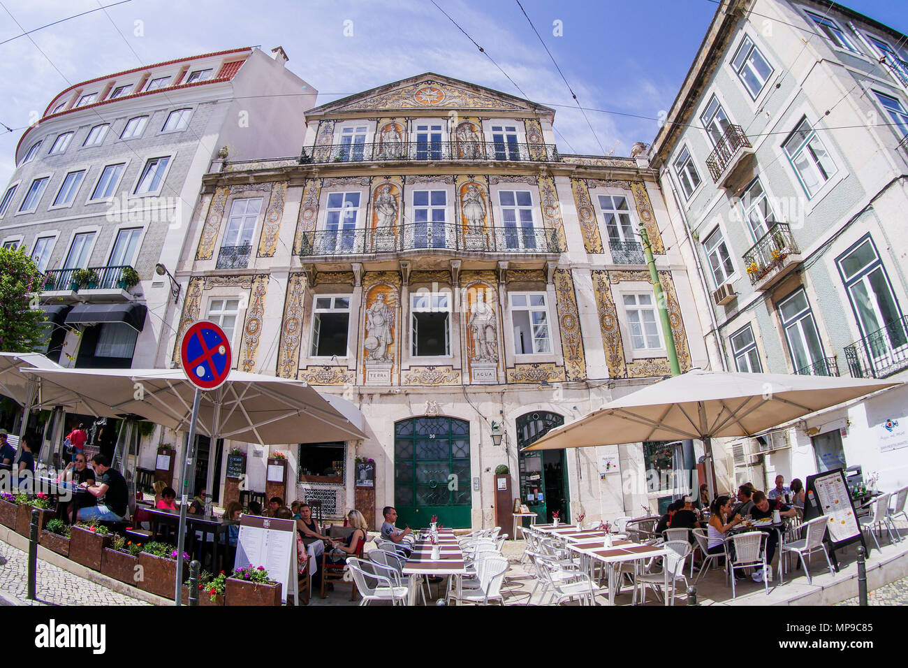 Terrasse de café, Rua Trinité, quartier du Chiado, Lisbonne Portugal Banque D'Images