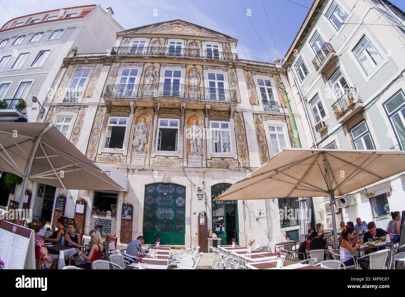Terrasse de café, Rua Trinité, quartier du Chiado, Lisbonne Portugal Banque D'Images