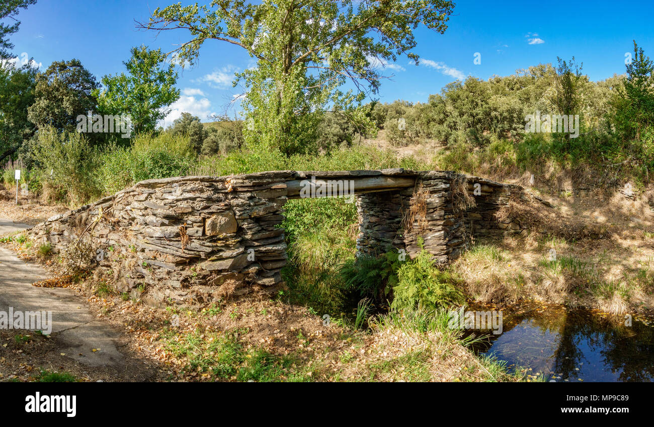 Ancien vieux pont de pierre sur stream Banque D'Images