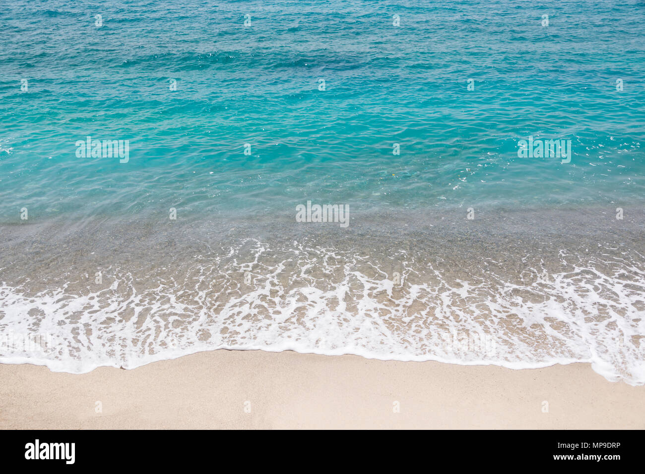 Vue de dessus d'une plage, des vagues de l'océan bleu, le sable et l'eau Banque D'Images