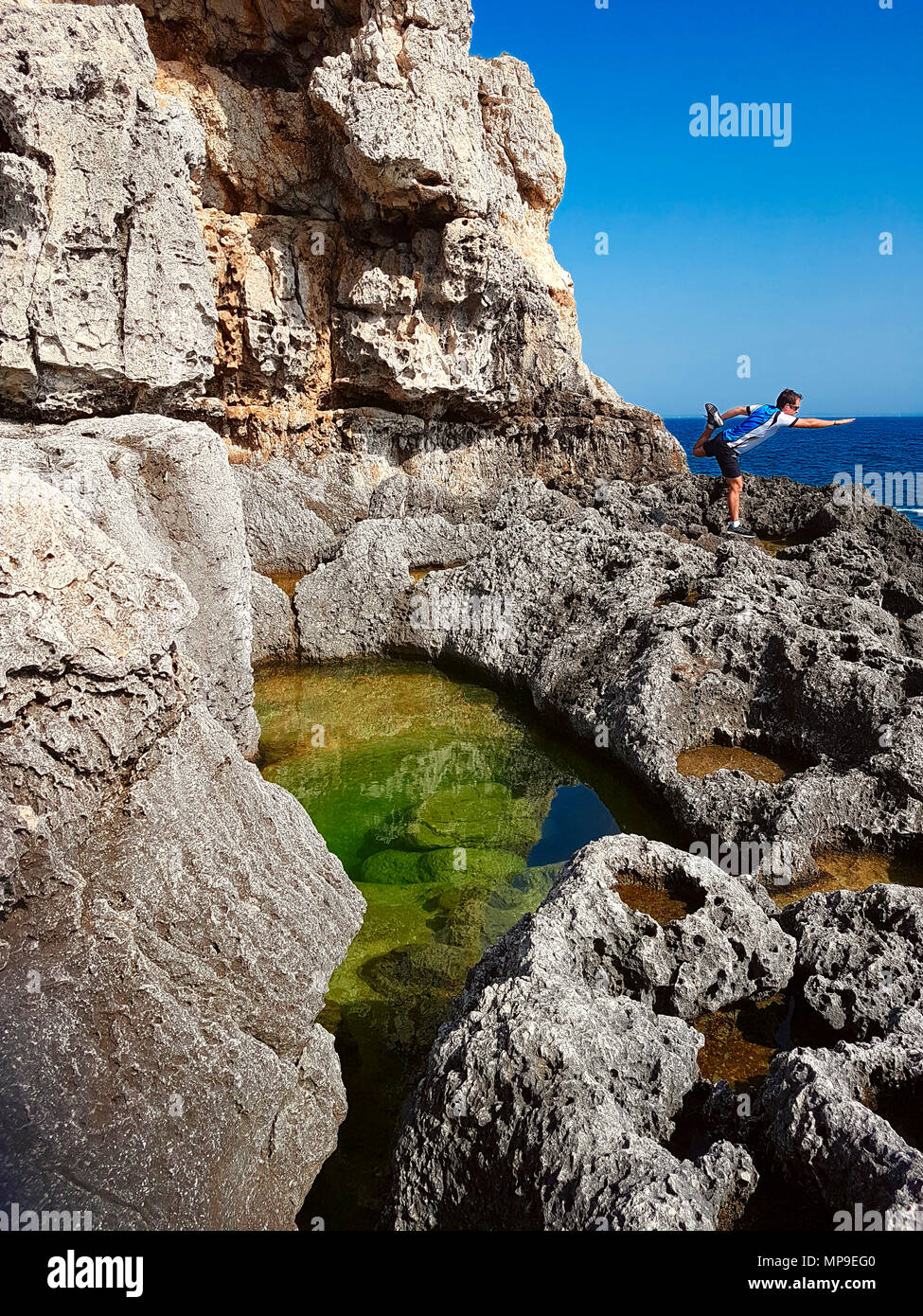 Yoga sur les rochers Banque D'Images