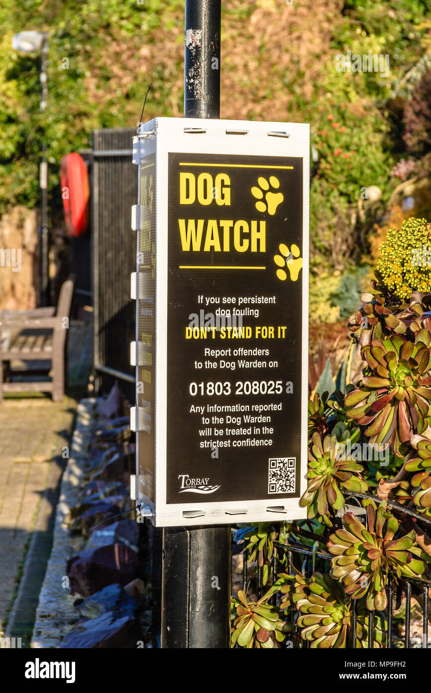 Watch Dog sign advertising les gens à appeler le gardien de chiens s'ils sont témoins d'encrassement chien sur le quai à Brixham Harbour et Port de plaisance, le Devon. Mars 2018. Banque D'Images