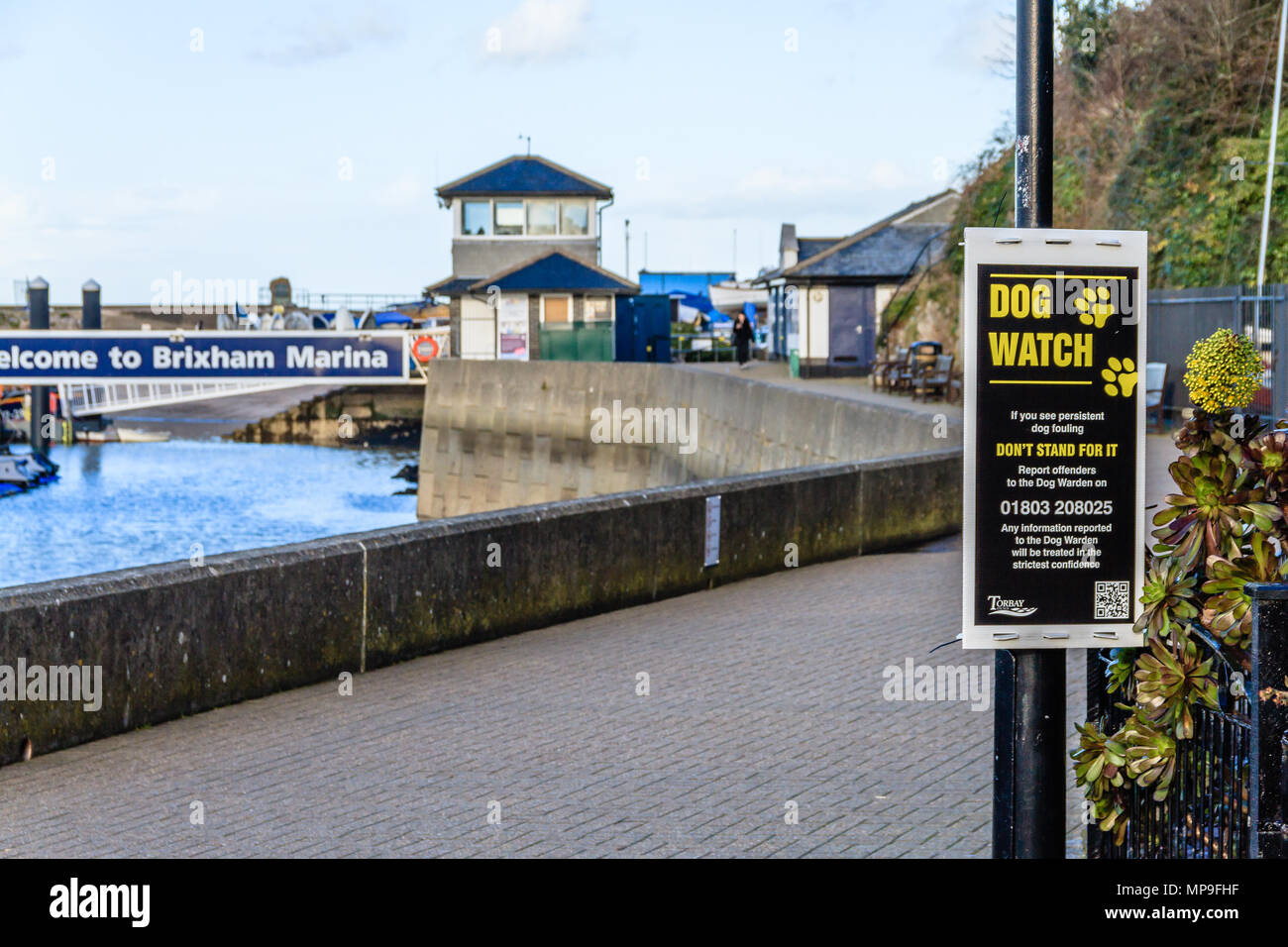 Watch Dog signe sur le quai à Brixham Harbour et Port de plaisance, le Devon. Mars 2018. Banque D'Images