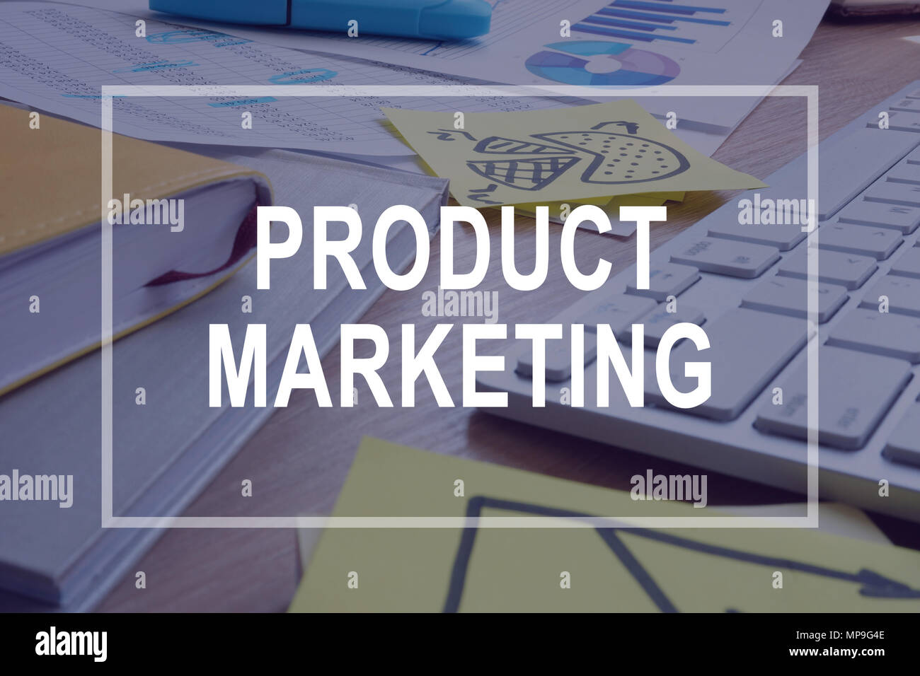 La commercialisation du produit. Bureau avec un rapport d'affaires. Banque D'Images