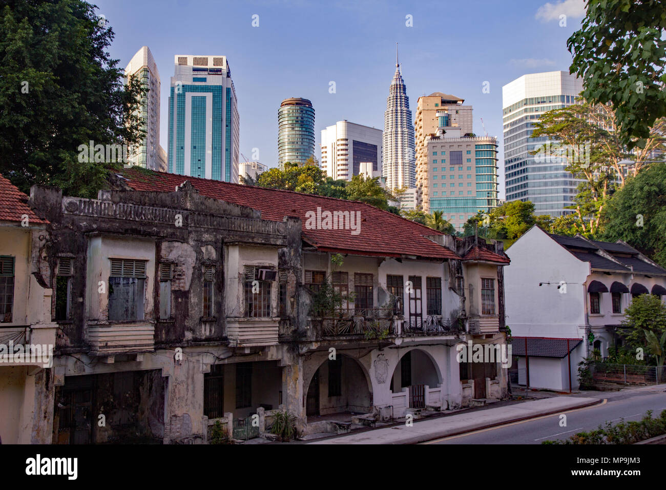 Les gratte-ciels de Kuala Lumpur sont en hauteur et contrastent avec les bâtiments traditionnels de l'époque Banque D'Images