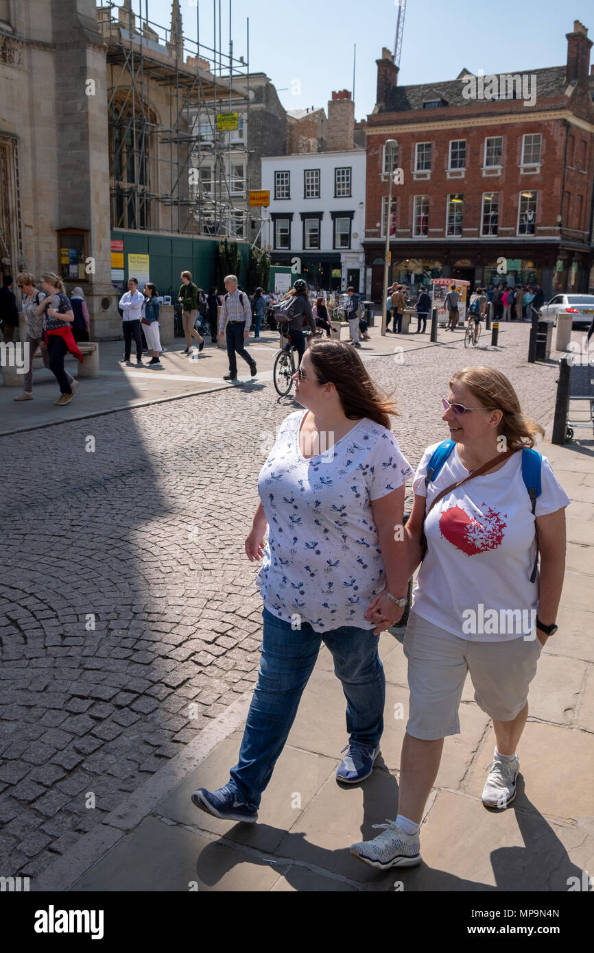 Deux femmes en surpoids walking and holding hands en centre-ville de Cambridge, au Royaume-Uni. Banque D'Images