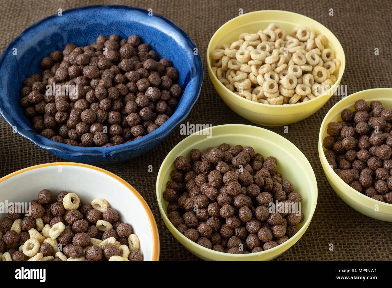 Ensemble de divers bol de céréales pour le petit déjeuner. Anneaux de maïs avec du chocolat et des céréales. Banque D'Images