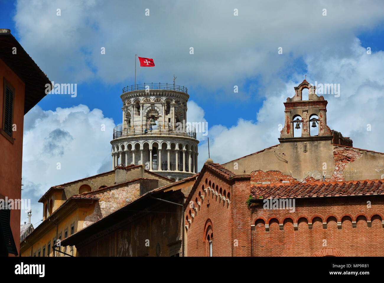 La célèbre Tour penchée entre les nuages avec l'ancienne République de Pise en haut du pavillon, vu depuis le vieux centre historique Banque D'Images