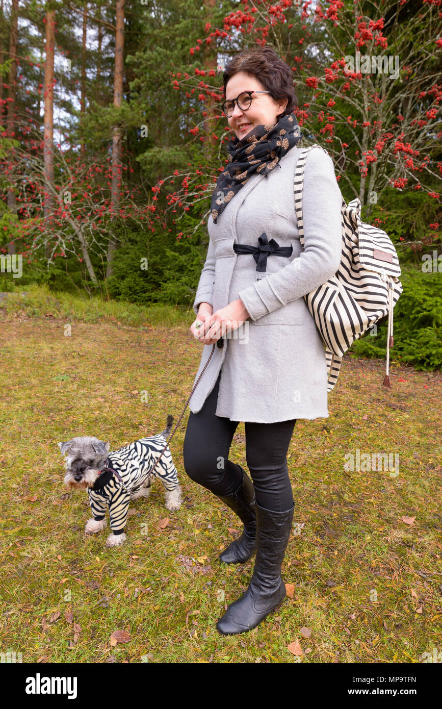 Belle femme mature s'évader avec la nature Banque D'Images