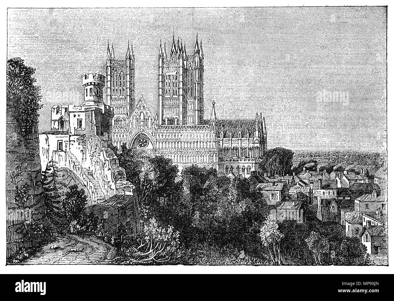 La Cathédrale de Lincoln ou l'église cathédrale de la Sainte Vierge Marie de Lincoln, et parfois cathédrale St Mary à Lincoln, en Angleterre avec les murs de château de Lincoln au premier plan. La construction a commencé en 1088 et continué en plusieurs phases tout au long de la période médiévale. C'était le bâtiment le plus haut du monde pendant un moment. Le château est un château normand construit au cours de la fin du xie siècle par Guillaume le Conquérant sur le site d'une forteresse romaine. C'est l'un des deux châteaux en Angleterre qui fut utilisé comme Prison et palais de justice dans les temps modernes. Banque D'Images