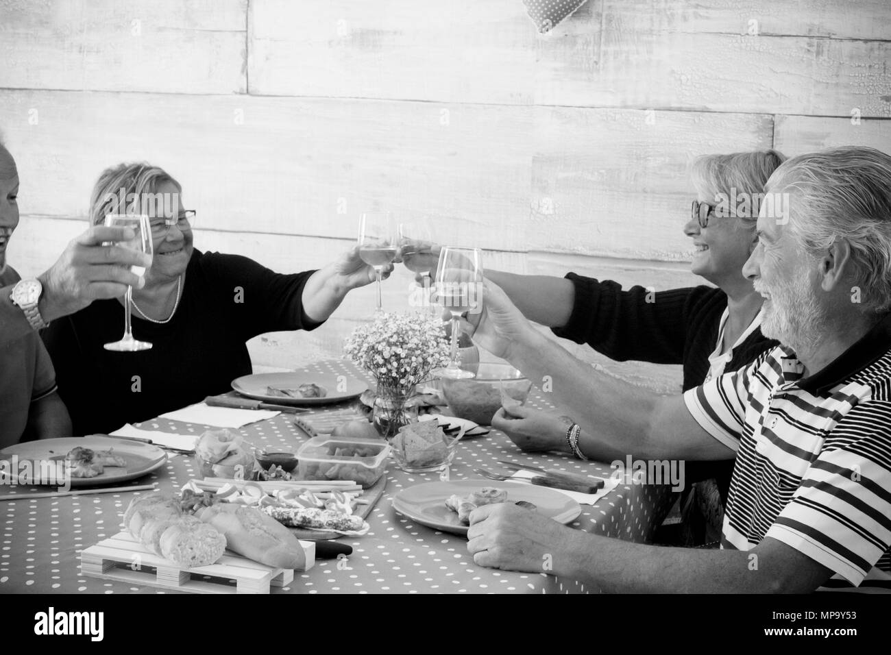 Amis de déjeuner ensemble à la maison des hommes et des femmes d'âge. boire du vin accueil durgina partie. amis forever concept Banque D'Images