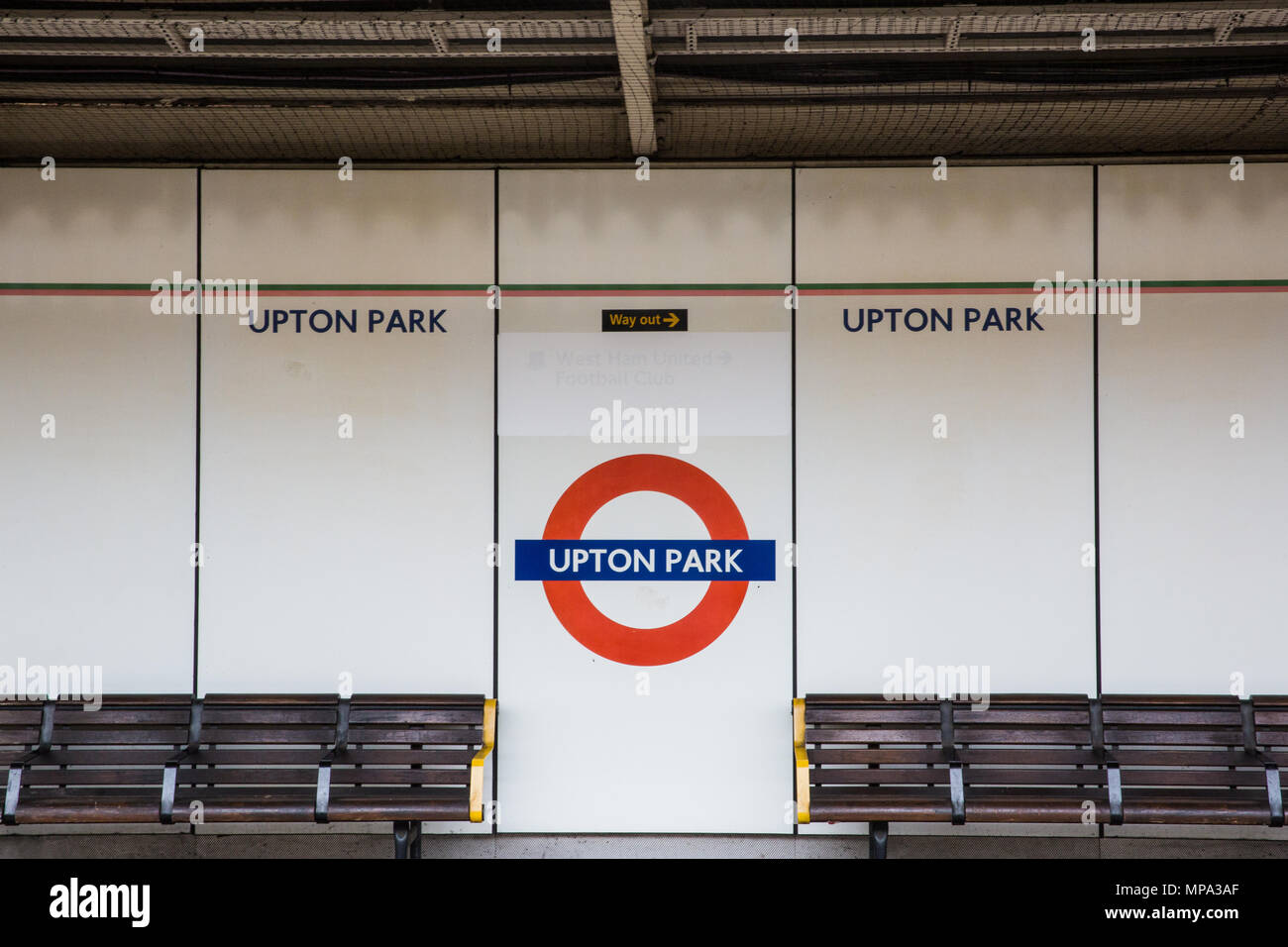 Londres, Royaume-Uni. Le 11 mai, 2018. Un ruban blanc couvre un signe à Upton Park London Underground stadium indiquant la direction de West Ham United's ancien Boleyn Banque D'Images