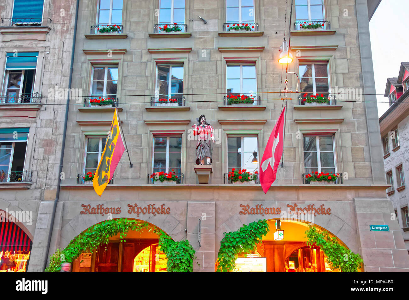 Berne, Suisse - le 21 août 2013 : Immeuble sur rue Kramgasse avec zone de shopping dans le vieux centre-ville de Berne, Suisse le soir Banque D'Images