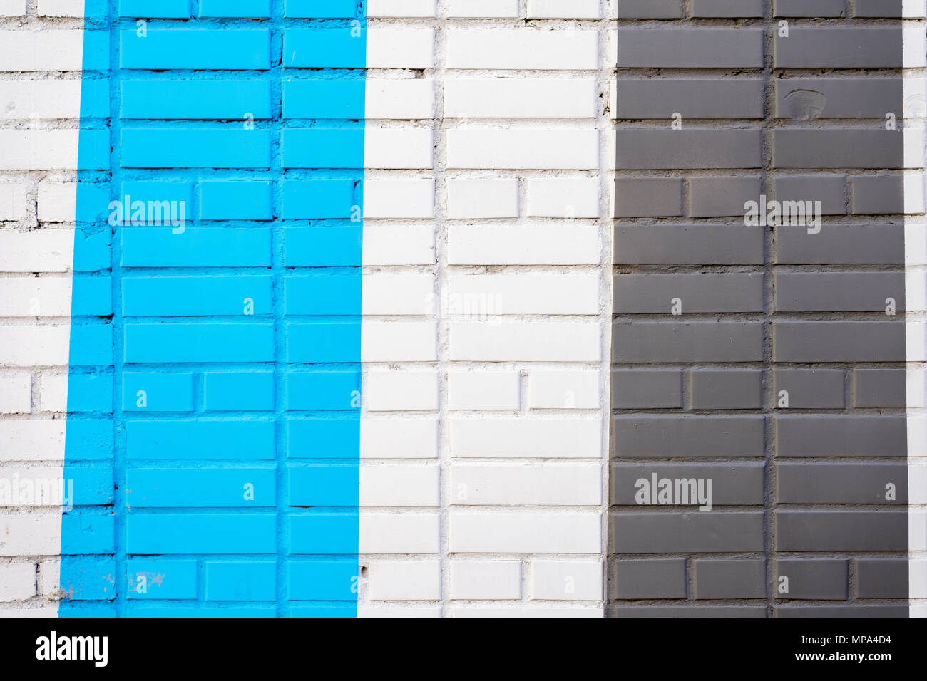 Briques verticalement peint surface de mur en noir et la couleur bleue, comme les graffitis. Texture grunge graphique de mur. Résumé Contexte moderne Banque D'Images