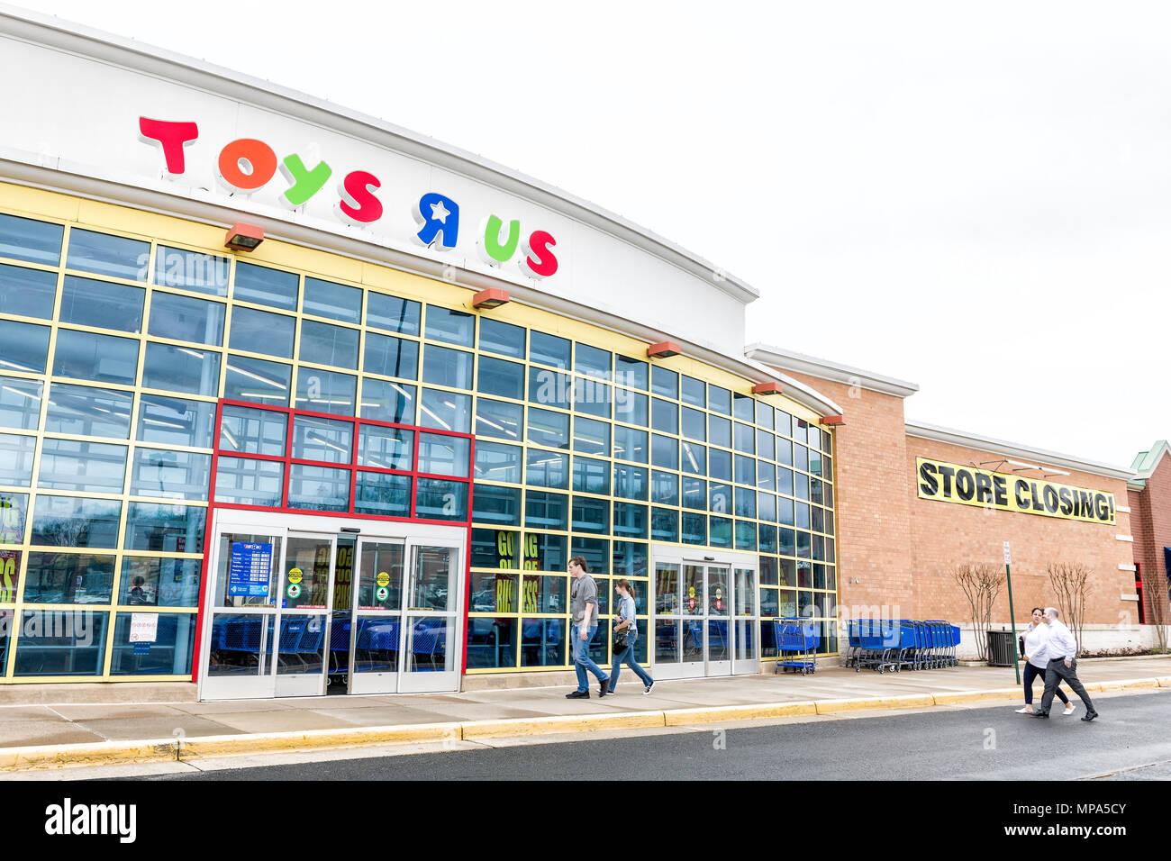 Sterling, USA - 4 Avril 2018 : magasin Toys R US dans le comté de Fairfax, en Virginie pour les enfants boutique entrée extérieure avec signe, logo, portes, fermeture passe o Banque D'Images