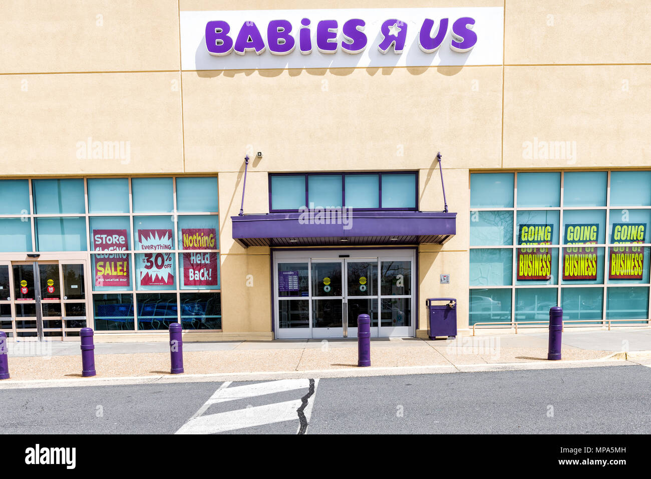 Sterling, USA - 4 Avril 2018 : Bébé R US magasin dans le comté de Fairfax, en Virginie pour les enfants boutique entrée extérieure avec signe, logo, portes, va fermer Banque D'Images