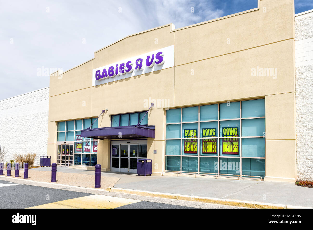 Sterling, USA - 4 Avril 2018 : Bébé R US magasin dans le comté de Fairfax, en Virginie pour les enfants boutique entrée extérieure avec signe, logo, portes, va fermer Banque D'Images