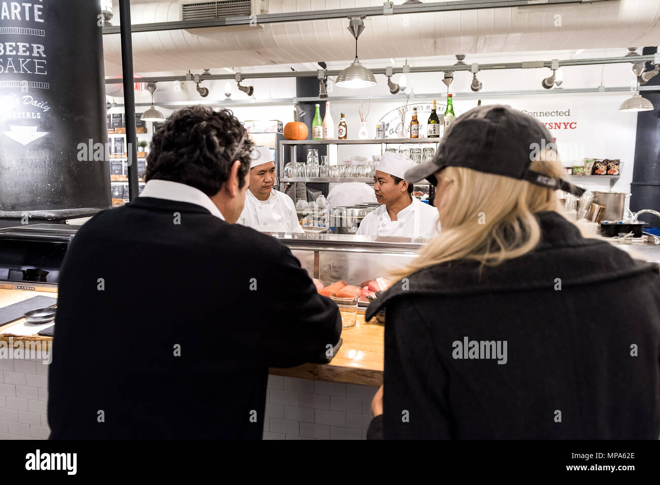 La ville de New York, USA - 30 octobre 2017 : marché du homard alimentaire place boutique dans quartier de Chelsea à Manhattan, New York district Chefs preparing food Sushi, peop Banque D'Images