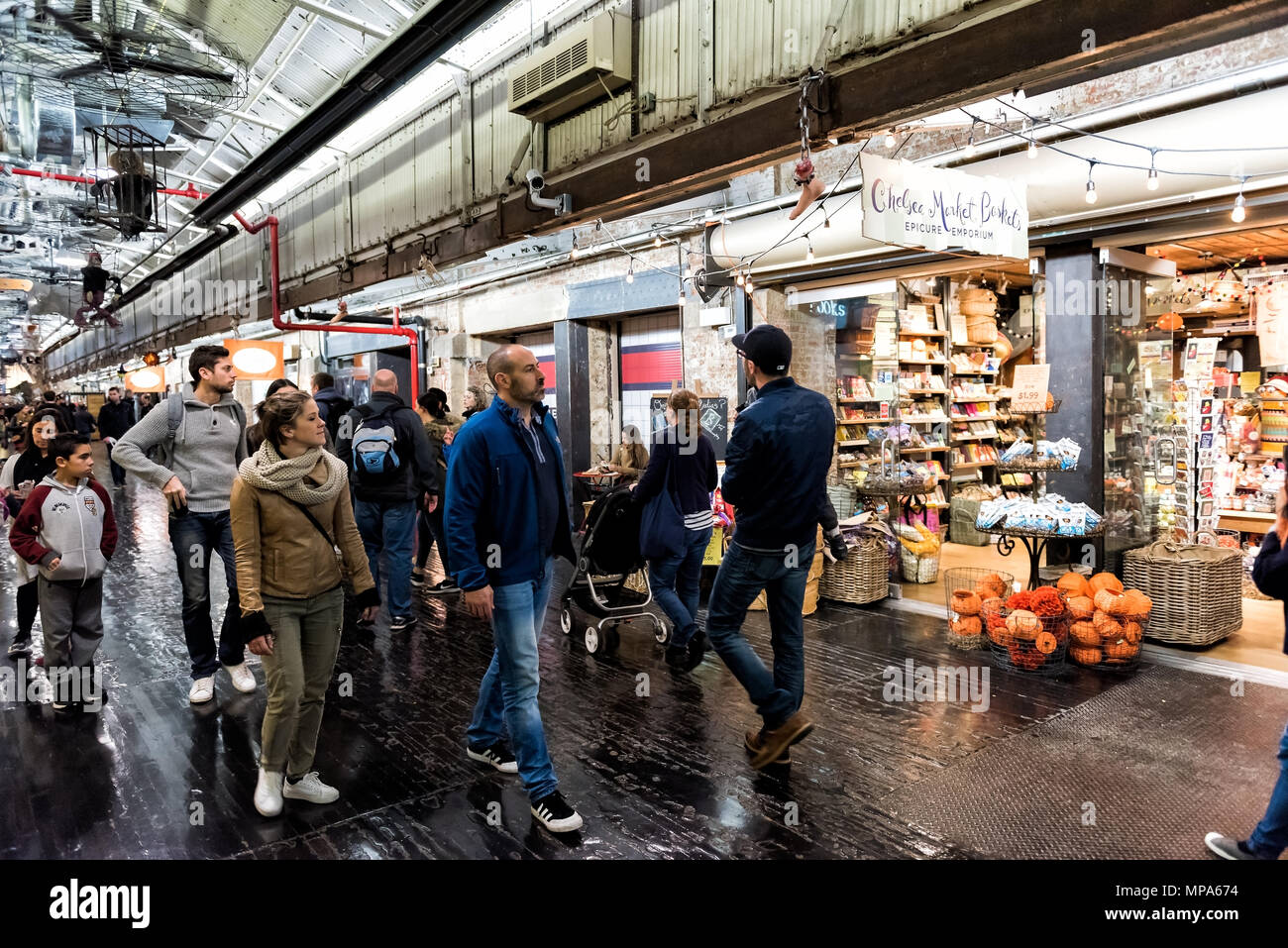 La ville de New York, USA - 30 octobre 2017 : l'alimentation du marché intérieur à l'intérieur d'Epicure boutique emporium quartier de Chelsea à Manhattan, New York district gens walkin Banque D'Images