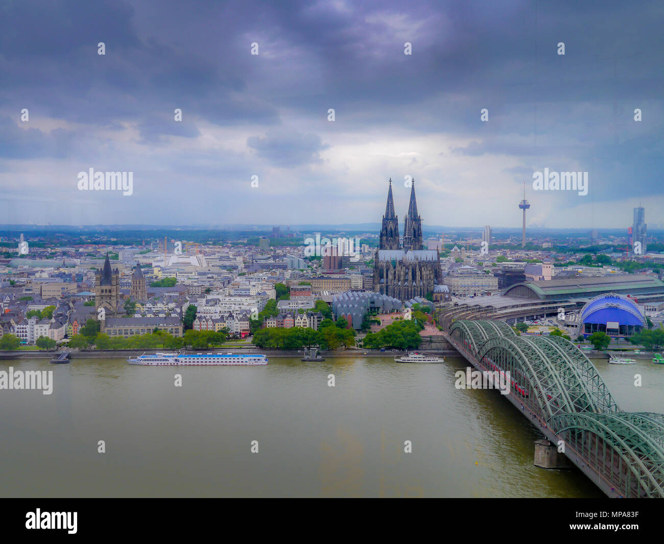 La ville de Cologne, Cologne, Allemagne - lors d'un orage d'été. Banque D'Images