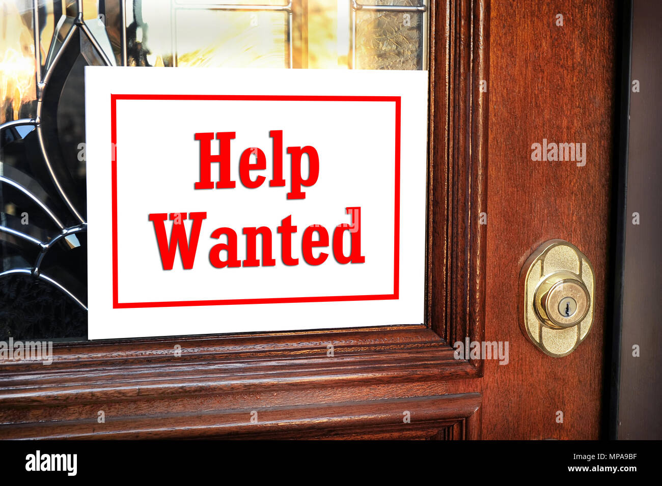 Help Wanted sign sur porte avant. Banque D'Images