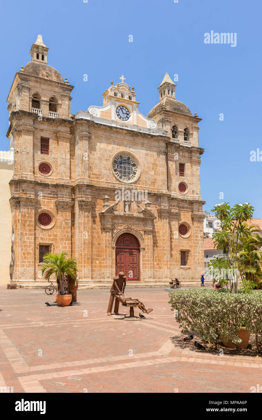 Cartagena, Colombie-Britannique - le 24 mars 2017 : Façade de l Église de San Pedro Claver l'église et de sculptures en métal contemporain situé à Cartagena de India Banque D'Images