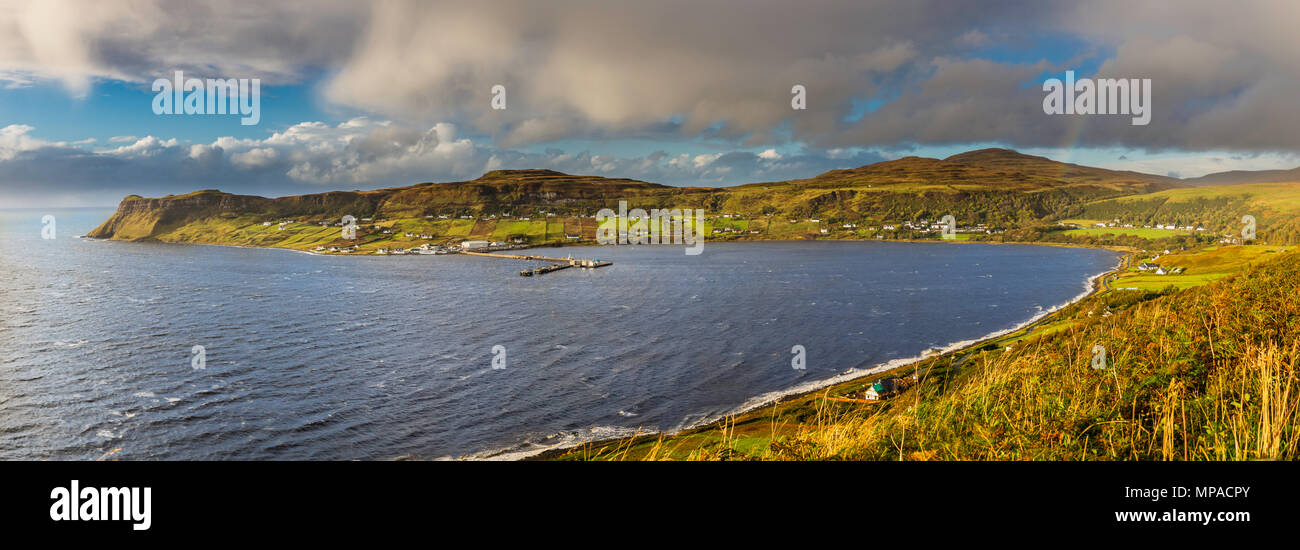 Ce vaste panorama haute résolution de Big Bay et le village du même nom sur l'île de Skye serait grandement pour travel content Banque D'Images